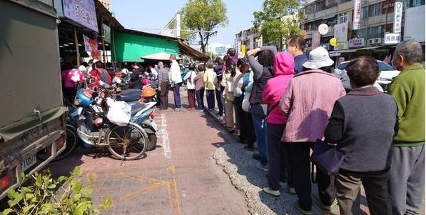 扯！「這縣市」黃昏市場驚見「貪食蛇」　頂著太陽就為了搶「這一袋」