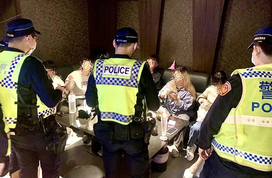 壓制黑幫氣焰新北警連夜封城　掃蕩查獲毒品、通緝犯23人