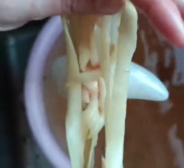 慎入超噁！她殺鯽魚腹部拉出「一把陽春麵」傻傻煮來吃　吃完才知道是「寄生蟲」