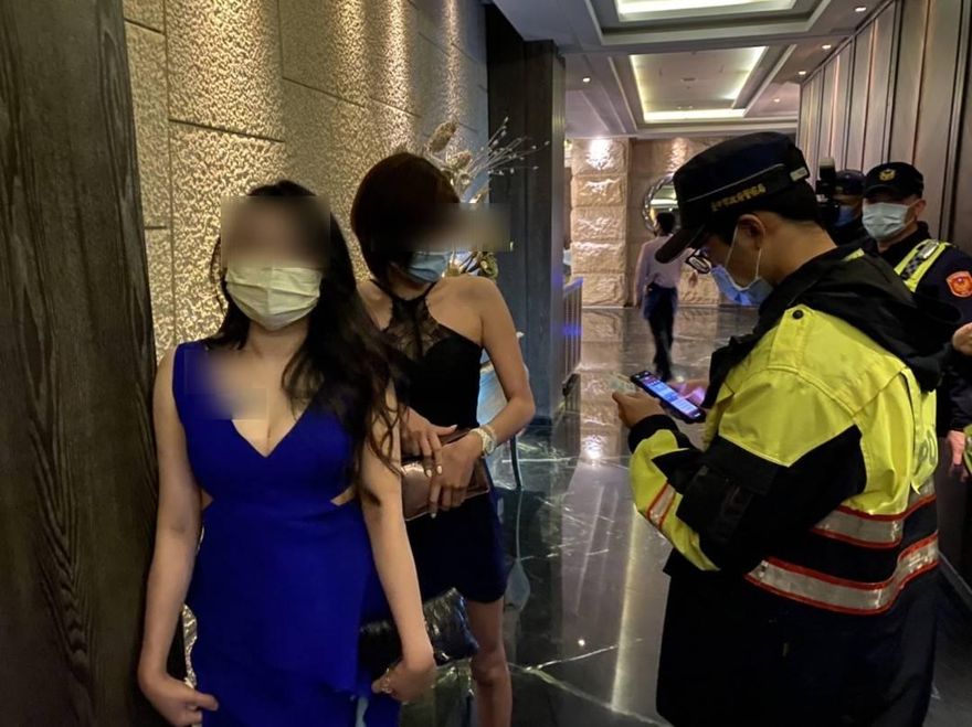 影/幫派零容忍！台中警「全天候」掃蕩 　臨檢夜店「一片球海」