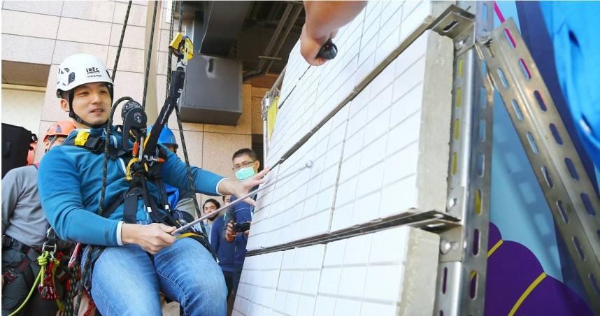 蔣萬安化身「蜘蛛人」　體驗高空繩索作業「眉角」