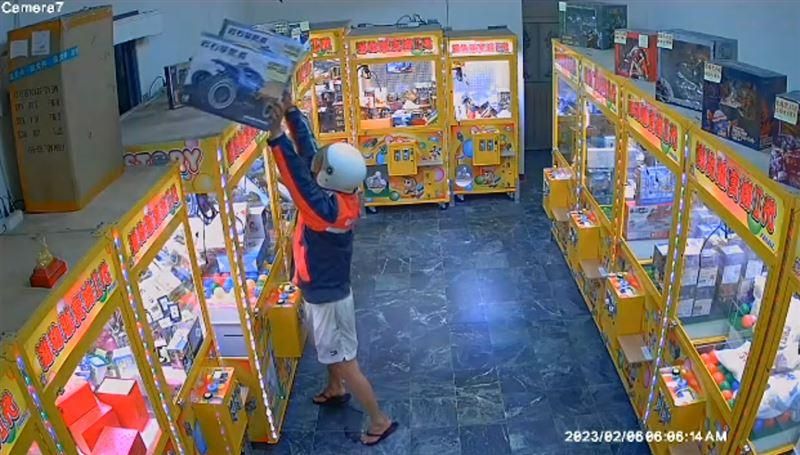 台中娃娃機大盜3人組落網！「萬能鑰匙」隨便開隨便拿　住處起出一堆公仔