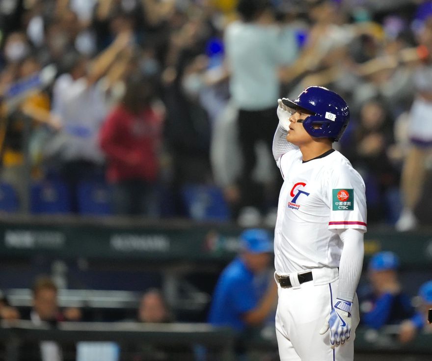 WBC棒球經典賽/永遠忠誠！逃兵打成「國防部長」　張育成「敬禮」手勢連外媒都好奇