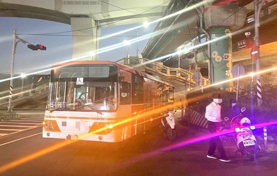 三重公車擦撞機車又撞燈箱　玻璃全碎女乘客臉部濺血