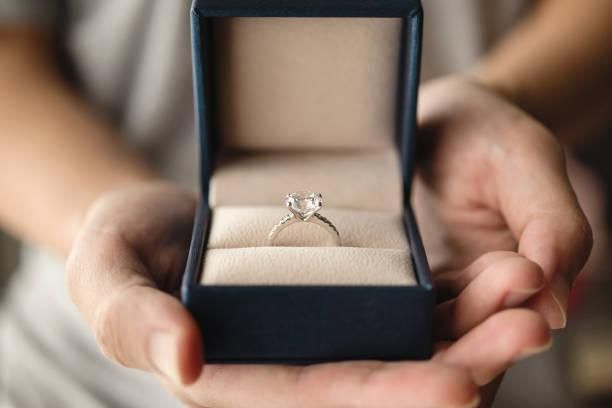 交往3年該結婚嗎？她當眾拒絕男友求婚遭分手…「想挽回」被網打臉