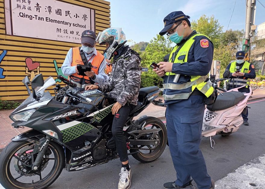 警會同監理人員北宜公路攔檢稽查　2小時抓16件超速