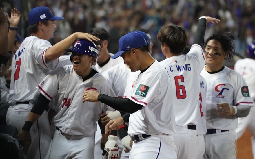 WBC棒球經典賽/感謝中華英雄！球迷半夜擠爆　大喊「建仔、張育成加油」