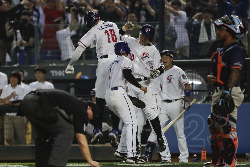 WBC棒球經典賽/中華強棒嗨！吳念庭、張育成、吉力吉撈高唱：Win、Win、Win