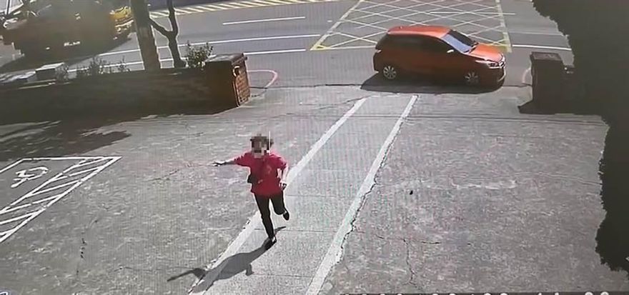台中男嬰過敏喘不過來！阿嬤狂奔派出所求助　警車開道「7分鐘」送醫救命