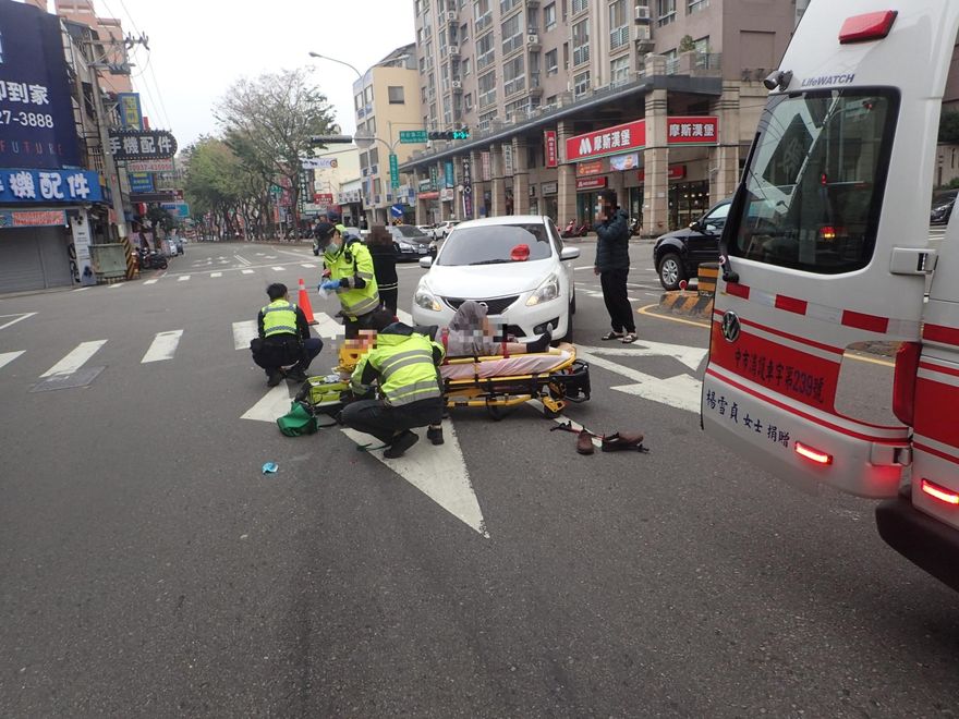 影/又是行人地獄？女駕駛左轉A柱擋視線惹禍　翁過馬路遭撞飛3公尺
