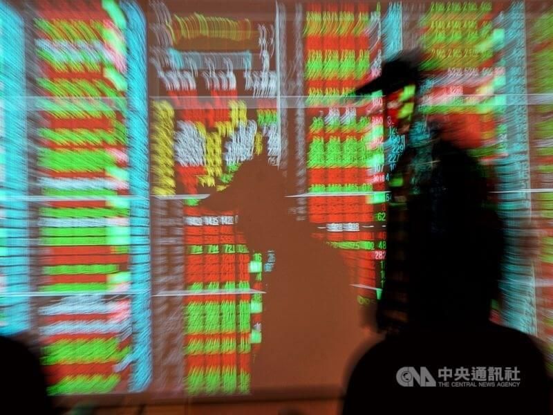 聯發科、長榮擺尾翻揚　台股震盪220點收盤小漲34點