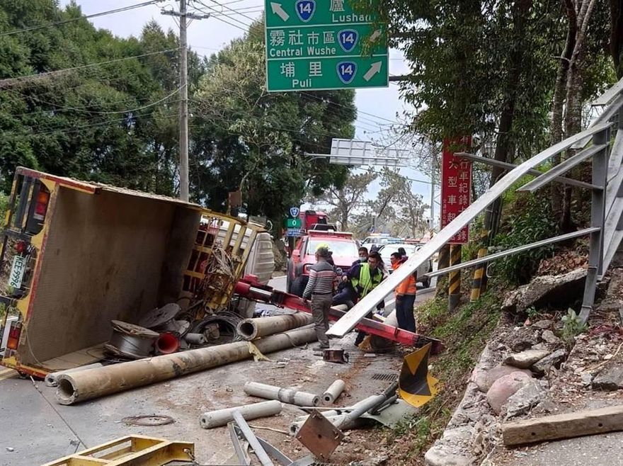 快訊/南投清境吊臂拖板車翻車！　駕駛副駕雙雙受困