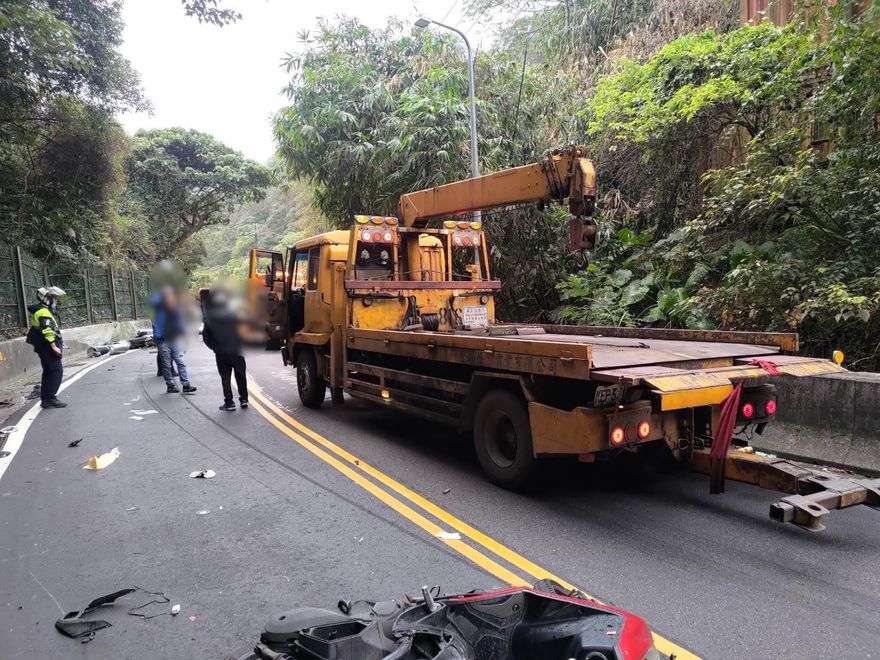 快訊/奪命車禍！新莊機車遭遇大貨車撞擊　20歲騎士當場喪命