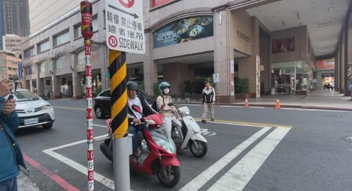 電桿旁的神秘紅白桿此處「常淹水」？　水利專家給正解