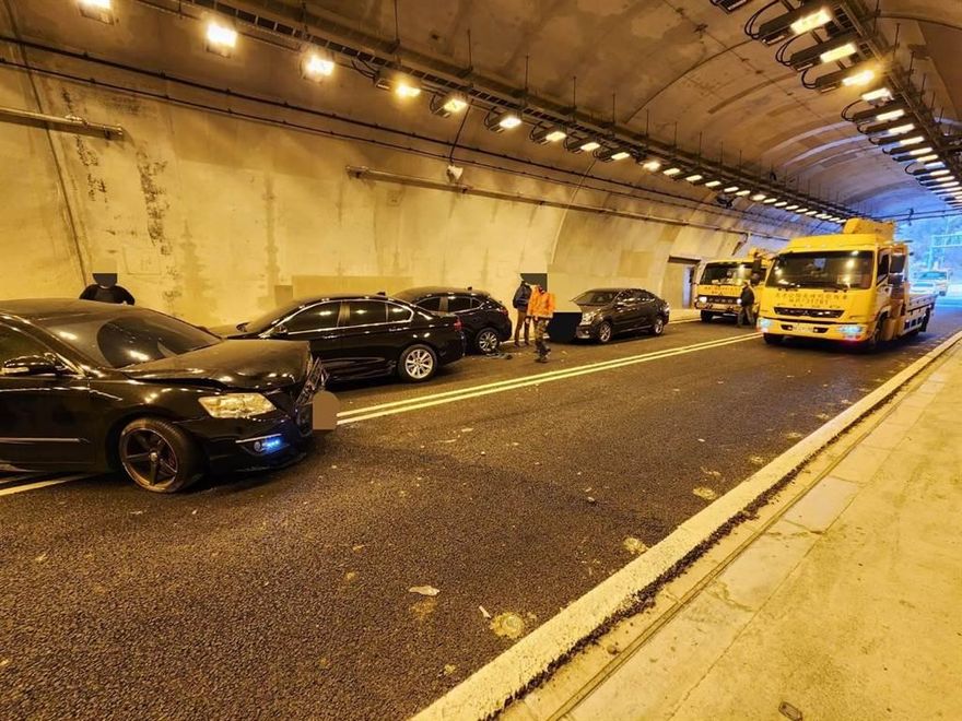 豐原國4隧道碎石散落！　聯結車害4車連環撞、2人受傷