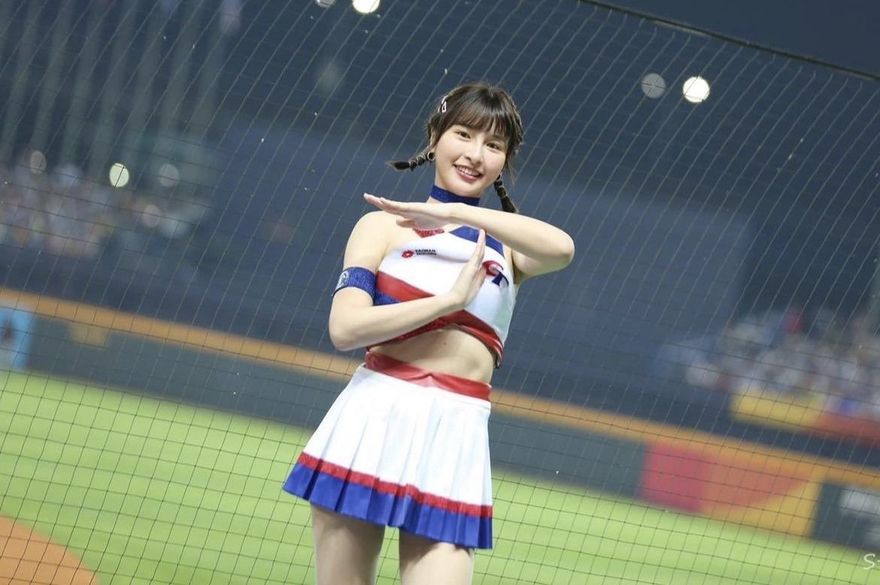 身體很誠實！結束「經典女孩」　峮峮一聽應援曲立馬跟拍跳舞
