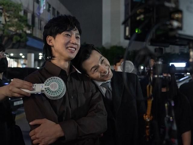 《黑暗榮耀2》花絮曝光！2演員「頭靠頭」甜蜜互動不藏了　網敲碗組CP：原地結婚