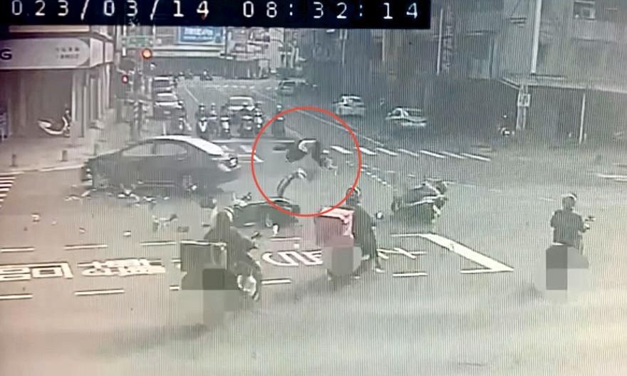 影/自小客違規高速闖紅燈擊落2機車　1騎士噴飛2米高重落地
