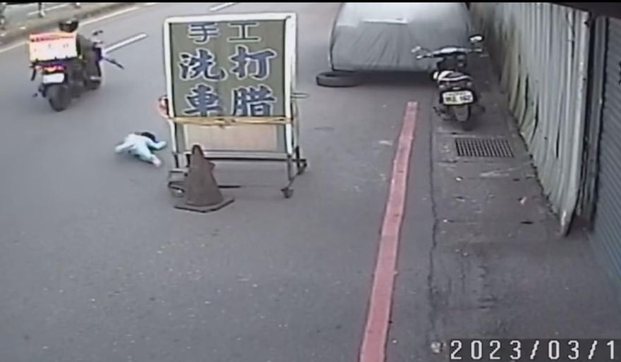 影/恐怖畫面曝！5歲童獨衝馬路被機車撞飛　全網怒了：家長呢！？