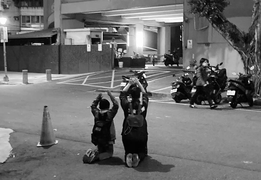 至少3次！「母子下跪舉手」照引1.4萬網友熱議　當地里長這樣說