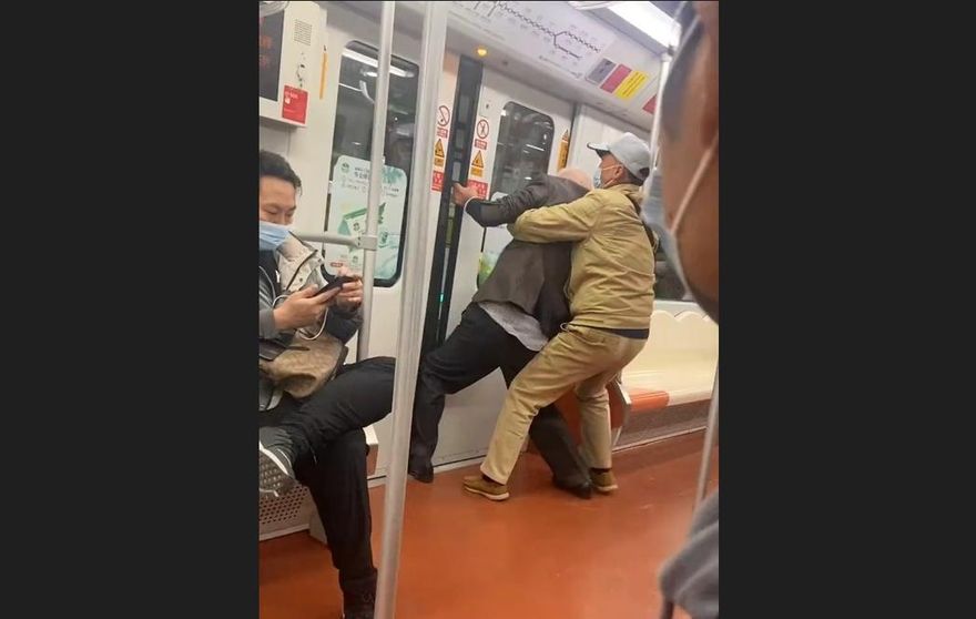 影/坐過站！阿伯欲強開地鐵門下車　被同車乘客合力拖走
