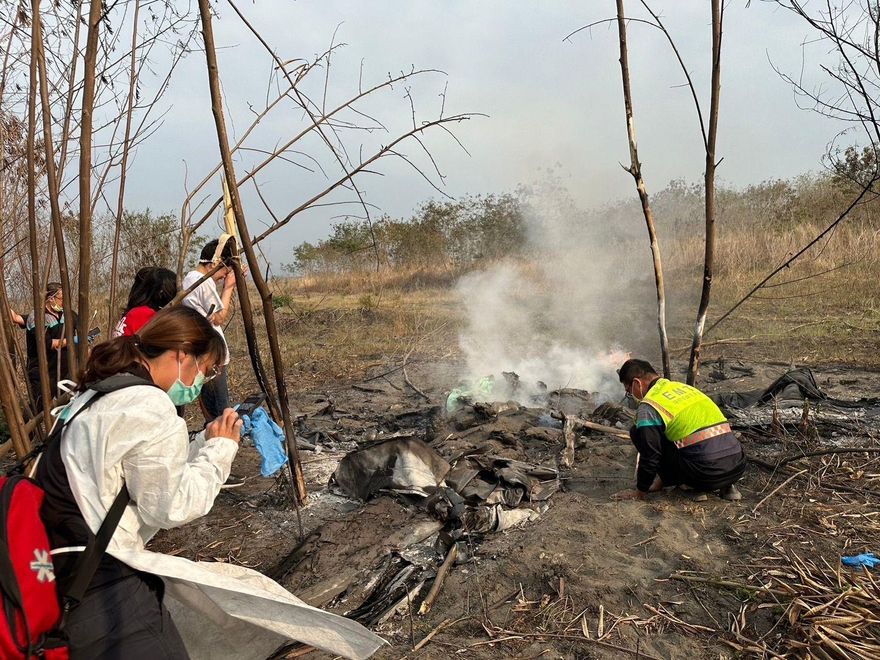 快訊/彰化溪州輕航機墜落河堤全毀！　機上2人確定身亡