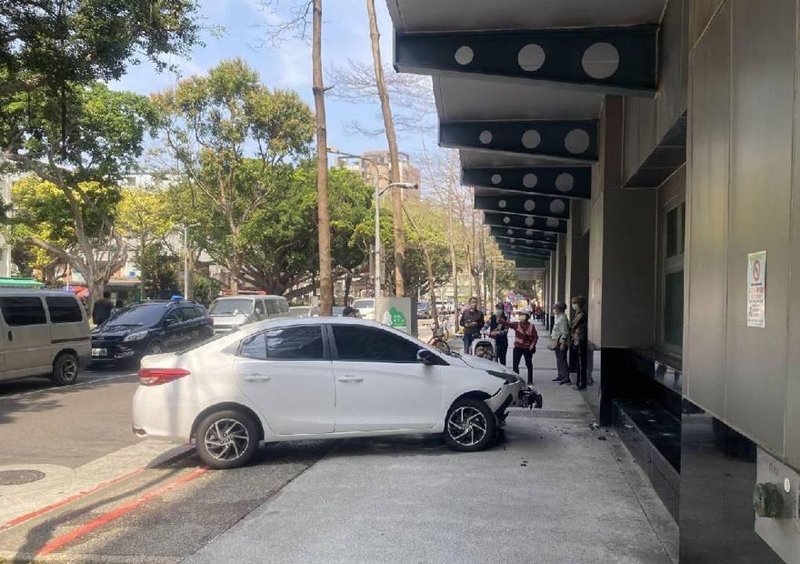 影/驚悚畫面曝！誤把油門當煞車　女上班族緊張釀禍輾斃單親媽