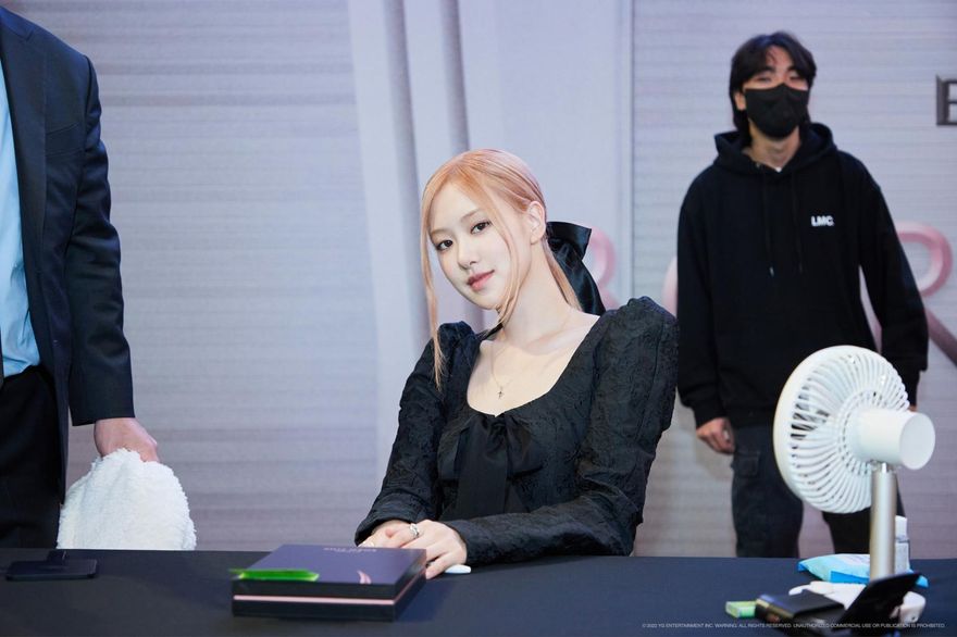 Rosé爆戀上「大16歲男神」！與姜棟元聚會照曝光…經紀公司回應了
