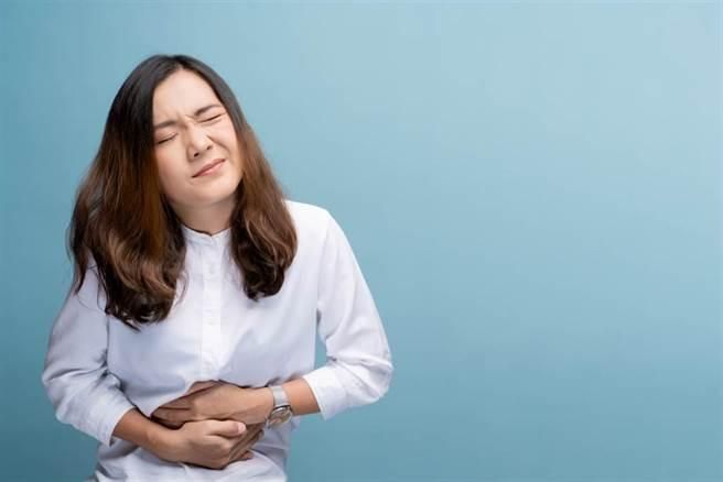 劇烈運動後下腹突然劇烈疼痛　小心是「畸卵巢胎瘤」引起
