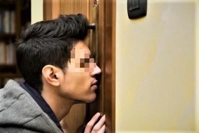「洞裡春光」！北漂男租屋化身偷窺狼　「4個小洞洞」害2鄰女被看光光