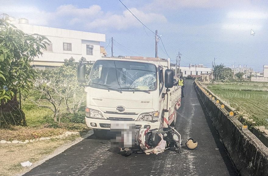 影/鄉間小路會車釀禍！台東小貨車迎面「擊落」機車　嫩妹騎士安全帽飛脫倒地送醫