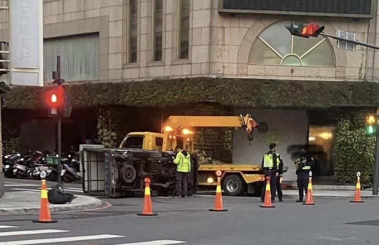 影/轎車警局門口撞翻貨車加速肇逃　警找來駕駛竟掰超瞎理由