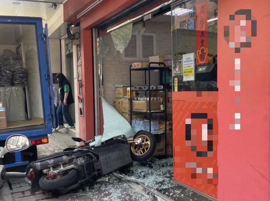 快訊/影片曝光！機車騎未熄火騎士誤催油門　暴衝撞進商店玻璃門碎裂