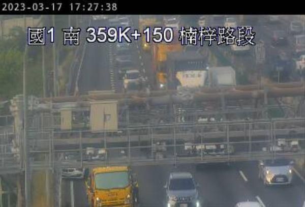 快訊/下班留意！國1南下楠梓段「2車追撞」　車流回堵3公里
