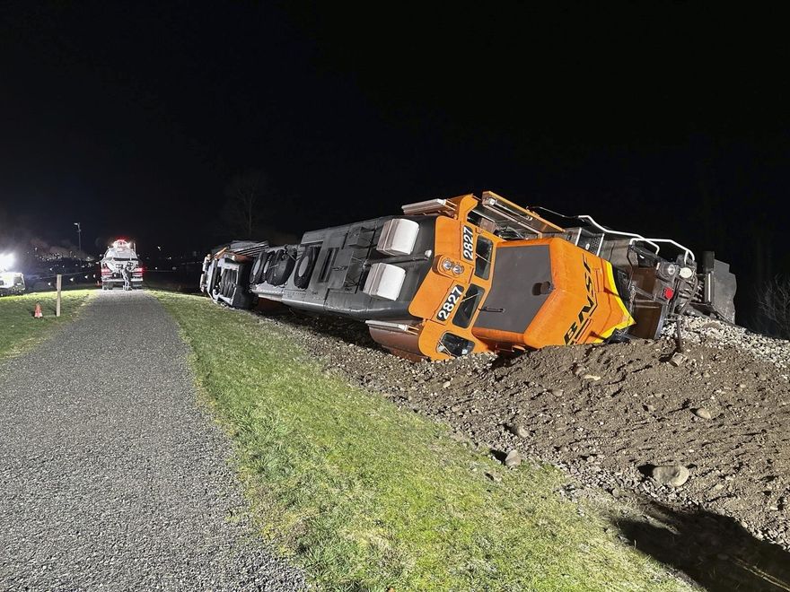 影/1天2翻！美國兩地傳柴油、玉米糖漿載運列車翻覆意外　尚無汙染情形