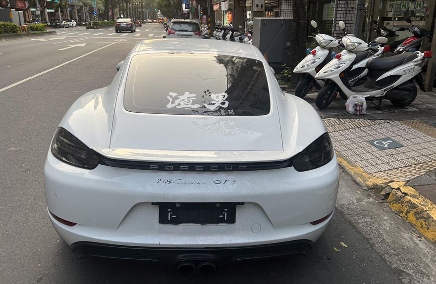 沒品！PO網炫耀 5百萬保時捷跑車合照　被車主打臉他惱羞成怒砸車洩憤