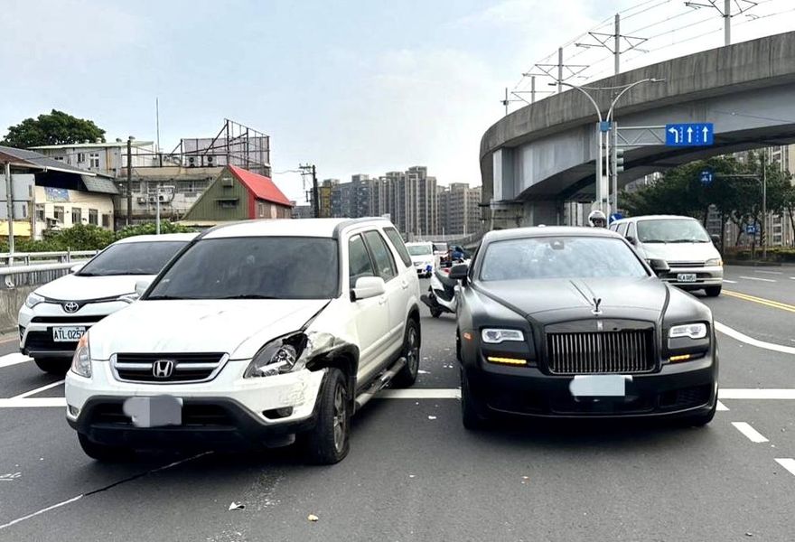 快訊/慘了！CR-V擊落勞斯萊斯「Ghost」　她聽到維修費「這天價」大傻眼