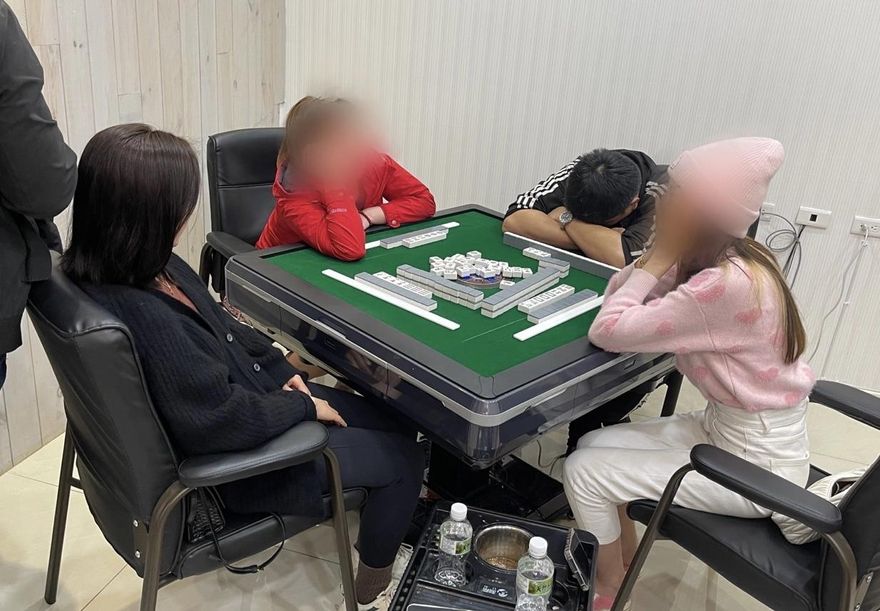 警破E化職業賭場逮13人　女賭客太緊張竟疝氣發作了