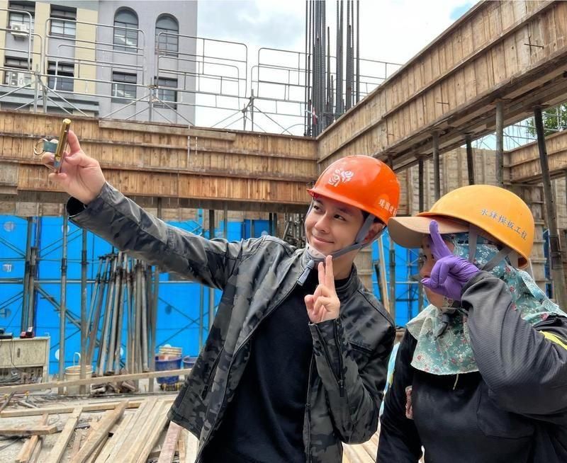 林志穎驚喜現身巡工地！「用受傷右手」舉手機自拍畫面曝