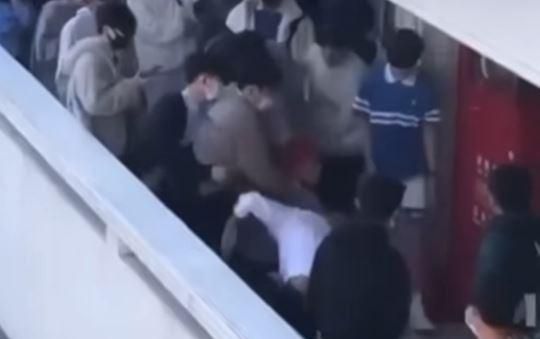 台中明星高中大亂鬥！紅髮男先揮拳反被毆　網笑翻：紅毛猴「吱難而退」