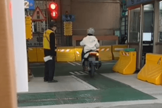 考駕照「綠燈停紅燈行」　騎士紅燈竟右轉遭諷「看來被開單了、重考單」