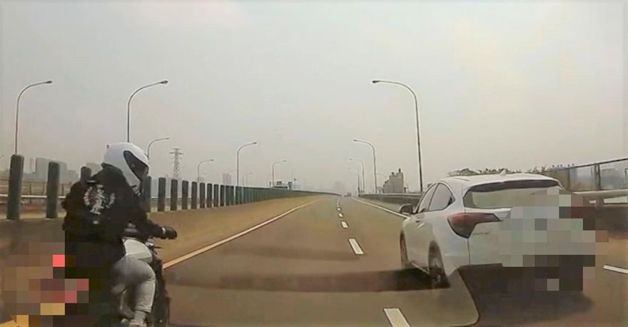 影/真相反轉？台68線BMW疑似逼車重機害撞護欄　「四輪視角曝」網嚇爆