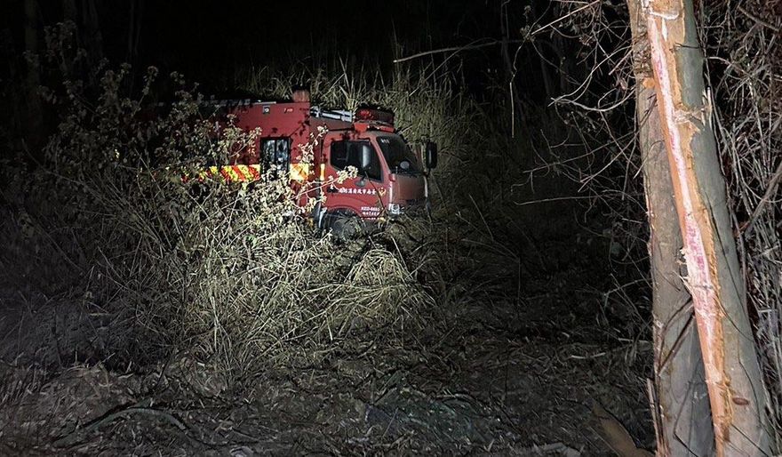 影/新化苗圃漏夜滅火！ 消防車天暗倒車　不慎滑落邊坡