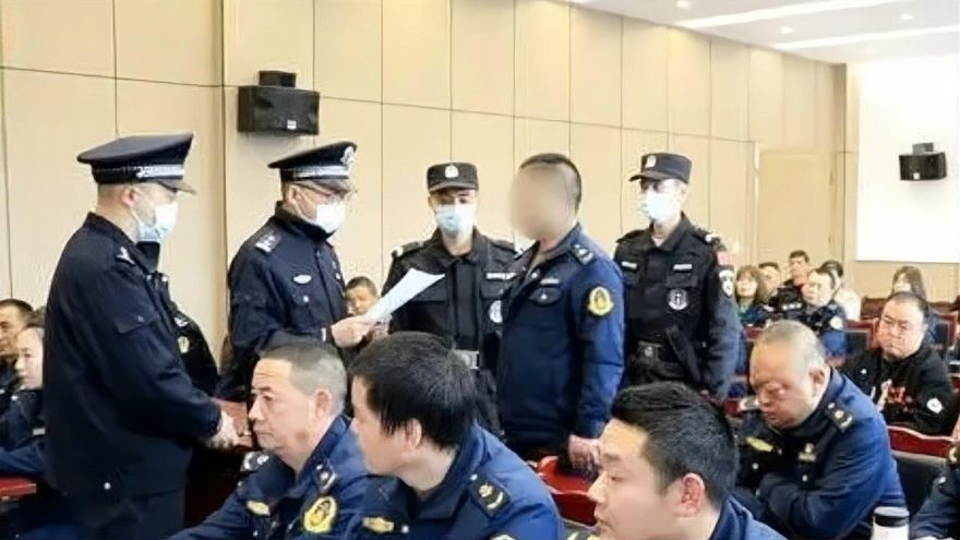 影/不是在拍電視劇！上警示教育當場被銬走　陸警「聽到自己名字」臉色嚇白