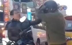 影/早有夙怨？新莊街頭爆「尻頭」行車糾紛　火爆男當街攔車脫安全帽狠砸對方