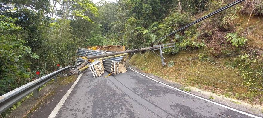 快訊/翻車撞斷電線桿現場曝！大貨車載浪板走坪林山路　下坡過快轉彎處出事