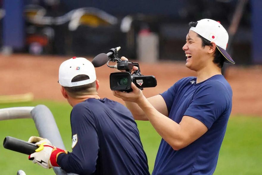WBC棒球經典賽/偷拍放輕鬆！大谷翔平扮攝影師　近距離搞笑特寫村神