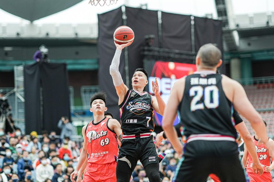豪神打瘋了！林書豪單節連5記三分彈逆轉勝　狂砍38分來台新高