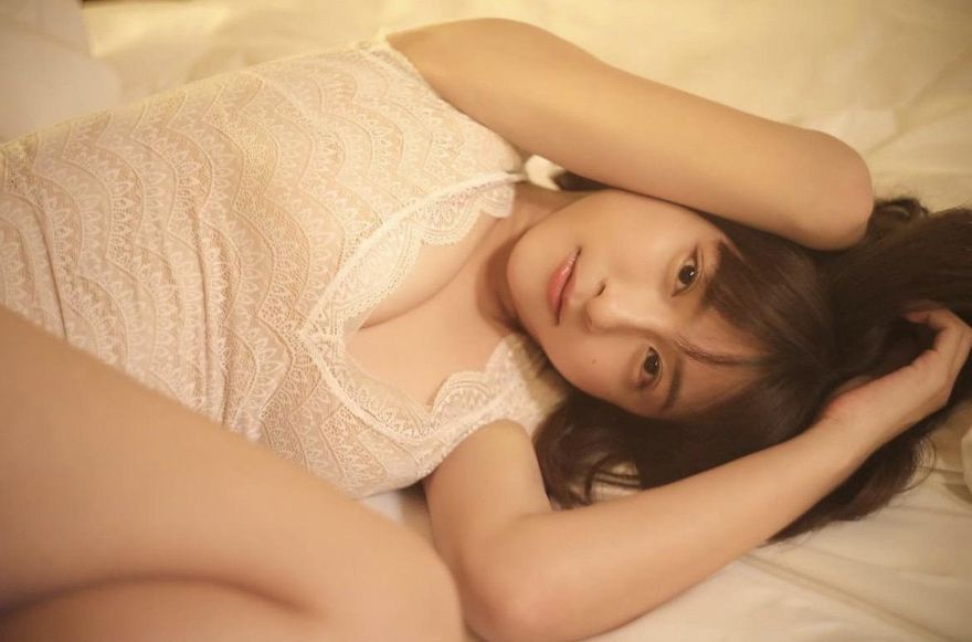 峮峮尺度破表拍寫真！穿蕾絲透膚裝洩「E級美胸」　網暴動：這才叫香