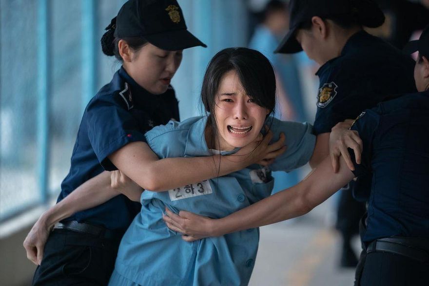 《黑暗榮耀》惡女「終極下場」沒看夠！林智妍曬「涎鎮監獄穿搭」反差萌曝光